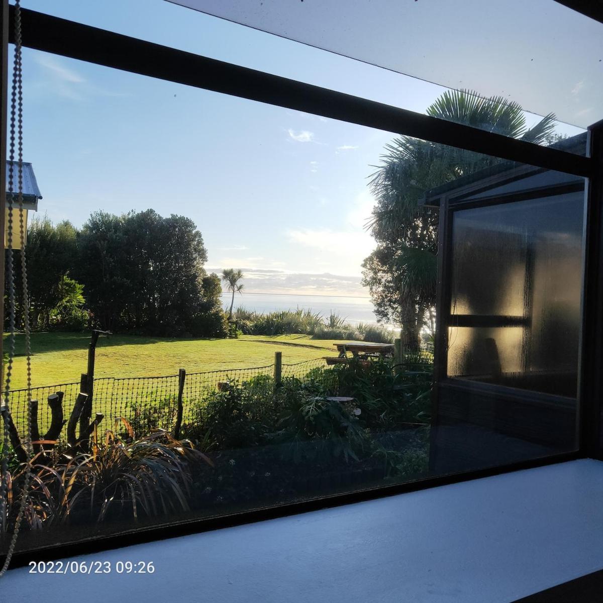 Beachfront Bliss - Your Parapara Seaside Retreat エクステリア 写真