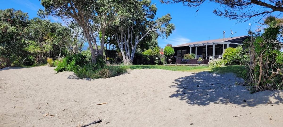 Beachfront Bliss - Your Parapara Seaside Retreat エクステリア 写真